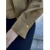 Krótka kurtka crop khaki brązowa bawełniana z ozdobną kieszenią